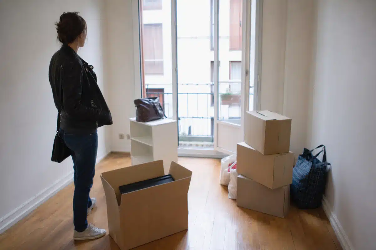 Personne debout près de cartons de déménagement
