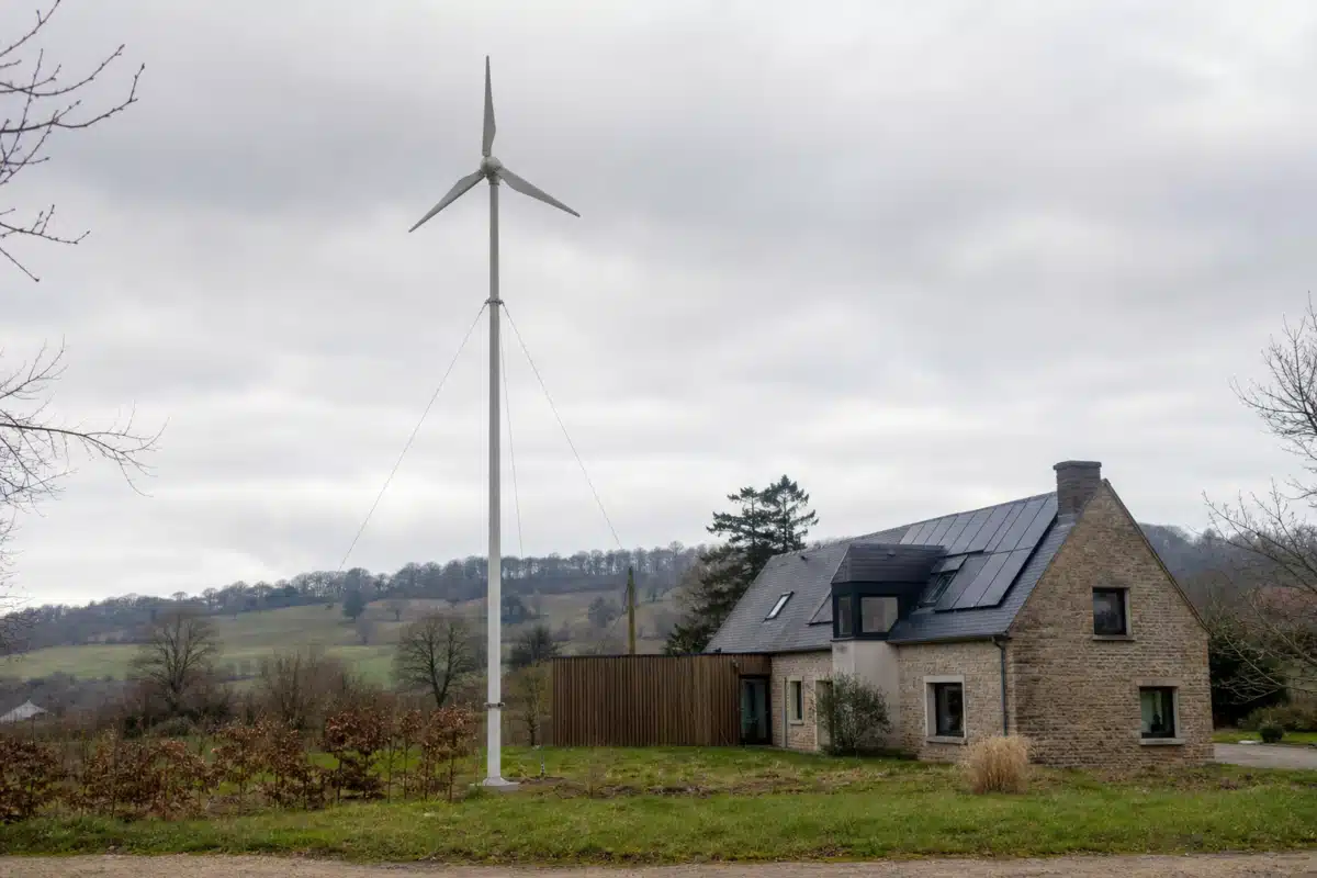 Éolienne près d'une maison de campagne